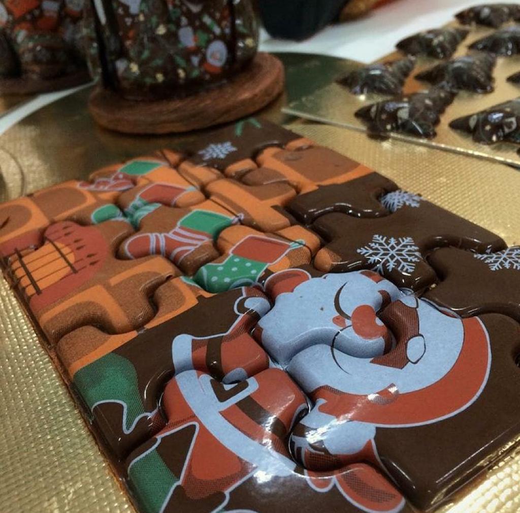 Rocambole de natal com quebra-cabeça e pinheiros de chocolate