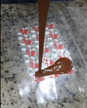 Aplicar o chocolate na folha de transfer